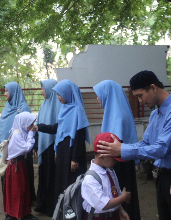 Menyambut kedatangan murid