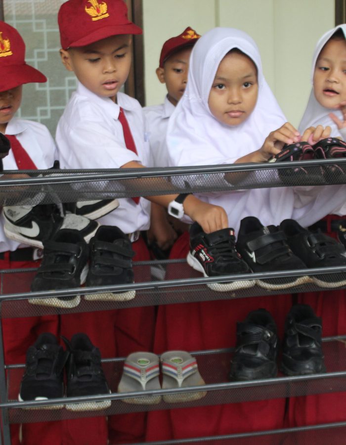 Merapihkan Sepatu